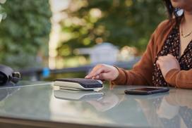 Poly Sync 20+ asmeninis nešiojamas bluetooth konferencinis garsiakalbis (plantronics) - aido/triukšmo mažinimas - suderinamas su Usb-c bluetooth adapteriu: Teams (sertifikuotas), Zoom, Pc, Mac, mobilusis telefonas