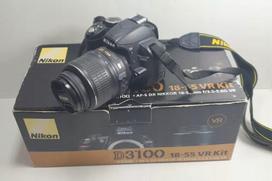 Veidrodinis fotoaparatas Nikon D3100 su objektyvu