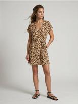 Sinsay - Viskozinė mini suknelė su diržu su leopardiniu raštu - multicolor