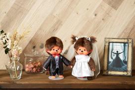 Sekiguchi 244065 - originali Monchhichi mergaitė, pliušinė figūrėlė su vestuvine suknele ir kaspinėliais, apie 20 cm dydžio rudas pliušinis žaislas