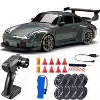 1:24 masto greitaeigis RC drift lenktyninis automobilis – 20 km/h, papildomi ratai, kūgiai ir USB įkraunama baterija | DRIFTOR