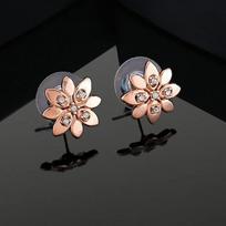 Moterų gėlytės formos auskarai-studs Estele su rožinio aukso danga ir kristalais gray