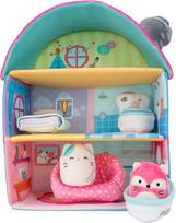 Squishville Sqm0076 Fifės namelis – itin minkštas namelis su dviem 5 cm mini „squishmallows“ pliušiniais žaisliukais ir priedais