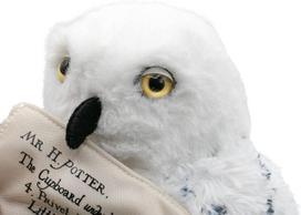 Play by Play Harry Potter - Hedwigos baltoji pelėda, minkštas žaislas su magnetiniu voku ir stendu, 24 cm - itin minkšta kokybė
