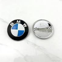 2 vnt. 74 mm 82 mm BMW emblema E46 E90 E60 F30 F10 E39 E36 F20 G30 G20 E87 E92 E91 E30 X1 Variklio dangtis Automobilio priekinis dangtis Logotipas Bagažinės dangtis 1X82mm 1X74mm gray