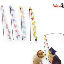 Katinų žaislas – 45 cm lazdelė su pliušiniais kamuoliukais ir skambaliuku