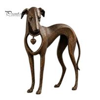 Retro stiliaus gyvūno figūrėlė, vintažinis whippet kurtas su kabamu širdelės pakabuku, elegantiškos formos augintinio skulptūra, dervos statulėlė, kaimiškas stalo dekoras 1pc black