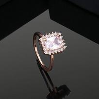 Moterų dizainerio žiedas pirštui Estele su kvadratiniu rožinio aukso padengimu ir CZ gray