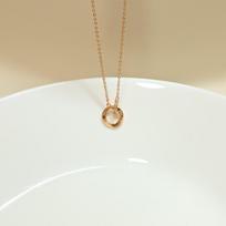 Elegant Mobius Double Ring Necklace for Women – Interlocking Design, Perfect for Couples and Versatile for Any Occasion. rožinio aukso spalvos