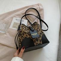 Today's popular small bags are women's simple new fashion leopard print messenger bags, autumn and winter texture bucket bags.