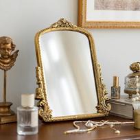 Retro reljefinis dervos tualetinis veidrodis: Drožinėtas pastatomas makiažo veidrodis miegamojo dekoravimui. Frame 29.5*24.3cm, Mirror 24.8*17.2cm beige
