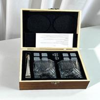 1 rinkinys, viskio akmenėlių ir stiklinių rinkinys, vyno taurė, ledo žnyplės, viskio akmenukai, ledo akmuo, baro reikmenys, nešiojamas vyno rinkinys 1 Set black