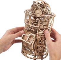 Ugears Sky Watcher stalo laikrodis – dovana tėvo dienai, astronominis stalo laikrodis, mediniai modelių rinkiniai suaugusiems konstruoti – medinių laikrodžių rinkiniai, 3d dėlionės – mechaninis konstravimo rinkinys – 3d medinės dėlionės