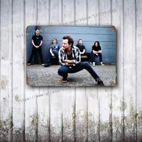 Pearl Jam Juostos Metalinis Dekorinis Plakatas Senovinis Skardos Ženklas Metalinis Ženklas Dekoratyvinė Plokštelė Pub Barui Vyro Urvelio Klubui Sienos Dekoracija 20x30cm（7.8x11.8inch） black