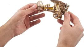 Ugears Mini Biplanas 3d medinis galvosūkis - mechaninis modelio lėktuvo rinkinys suaugusiems - 3d dėlionės lėktuvo žaislas su gumos varikliu - "pasidaryk pats" galvosūkių medinių galvosūkių konstravimo rinkinys vaikams