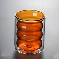 Dvigubo sienelės aukšto borosilikatinio stiklo puodelis su sriegiu ir spalvotu vidiniu sluoksniu pienui ir kavai. Standard orange