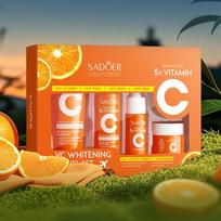 SADOER 5x Vitaminas C Kelioninis Odos Priežiūros Rinkinys - Valiklis, Tonikas, Serumas, Kremas | Balinantis, Skaistinantis, Drėkinantis Veido Priežiūros Mini Rinkinys white