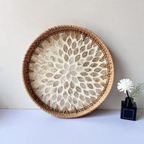 Rankų darbo rotango padėklas su kriauklių mozaika, dekoratyvinė sieninė lėkštė, kūrybiška dovana, boho stalo padėklas A3 28*3cm