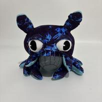 Dark Pals Binky Drinky Pliušinis Monstras Kimštas Žaislas Animacinis Siaubo Žaidimo Veikėjas Lėlė Darbalaukio Dekoras Kolekcionuojamas Dovana Žaidimų Gerbėjams Vaikams ir Anime Mėgėjams 20cm mėlyna
