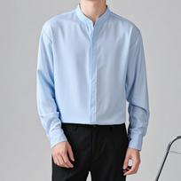 Aukščiausios klasės vyriški balinti slim fit marškiniai su stovinčia apykakle ir paslėptais sagomis – ilgomis rankovėmis, verslo apranga. white