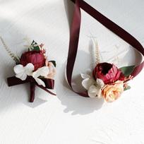 4 vnt Dirbtinio bijūno riešo korsažo Boutonniere rinkinys Bijūnų riešų gėlės Korsažo Dirbtinės pamergės riešinės gėlės nuotakos išleistuvių vestuvėms vyno raudonos spalvos