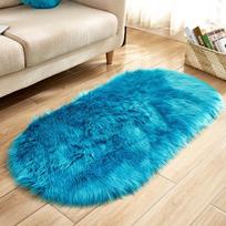 Baltas pliušinis ovalus dirbtinio vilnos kilimas svetainei, miegamajam ar lango nišai 50x80 cm Oval tamsiai mėlyna spalva