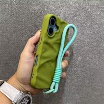 Luxury Matte Wrinkle Matte Wrist Strap Case for iPhone 17 Air 16 15 14 13 12 11 17 Pro Max Candy Ripple Soft Lanyard Cover Funda iPhone 16 Pro Max žalia