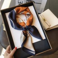 Kvadratinės Bandanos 100% Šilko Skara Moterims Mergaitėms Galvos Juosta Aksesuarai Servetėlė Kaklaskarė Plaukų Skara Madingas Spaudinys Kaklo Skaros Real Silk 65x65cm gray