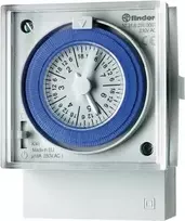 Finder 12.31.8.230.0007 mechaninis laiko jungiklis, montuojamas priekiniame skydelyje, 230 V AC, 1 perjungiamasis kontaktas, 16 A, paros programa, 48 segmentai, 100 h energijos rezervas