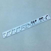 1X 3D Metalinis TITANO LOGOTIPAS GALINĖS DĖŽĖS SPARNELIO ŽENKLIUKAS emblema Ecosport Fiesta Focus Mondeo Edge Escape Kuga Galaxy 2014+ white