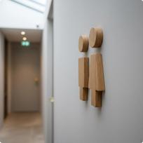 2 vnt. medinis tualeto ženklų rinkinys Vyrai Moterys Tualeto figūrėlės Lengva montuoti Vyriška Moteriška Beige Right Angle