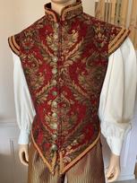 Nauja!!! Suaugusių vyrų Renesanso Tudor Elžbietos liemenė kostiumas Pirato Kolonijinis Raudonos ir auksinės brokatinės odinės liemenės kostiumas Pagamintas pagal užsakymą L brown