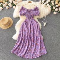 Prancūziška retro gėlių rašto liekninanti ilga suknelė aukštu juosmeniu su klostytu raišteliu ir plačiu sijono kraštu One Size violetinė