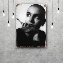 Sinead O'Connor Klasikinis Plakatas Rūdyto Metalo Lentelė Retro Dekoratyvinė Plokštelė Baras Vyro Urvas Garažas Klubas Metalo Ženklas Sienos Dekoracija 20x30cm（7.8x11.8inch） gray