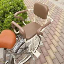 Sustiprinta ant galinio dviračio tvirtinama vaiko saugos kėdutė - didelio dydžio vaiko apsauginė kėdutė Rear Bike Seat + Foot Guard + Railings ruda