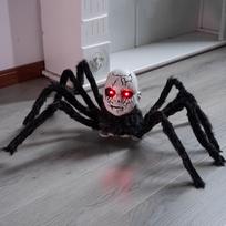 Animatroninė lėlės veido voro judesiu aktyvuojamos šviečiančios akys garso valdymas Helovino baisus vaikščiojantis žaislas vaiduoklių namo rekvizitas One Size juoda
