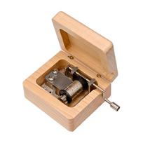 Tvirto medžio rankinio sukimo muzikinė dėžutė su auksiniu ir sidabriniu mechanizmu, riešuto ir klevo drožiniais, spalvingu aštuonių tonų papuošalu. beige