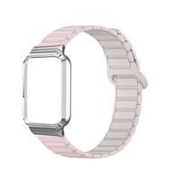 Suderinamas su Xiaomi Smart Band 10 Pro: Metalinio rėmo standartinė ir keraminė versijos su magnetiniu silikoniniu I formos dirželiu. Ceramic white