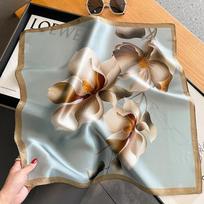 Natūralaus šilko kaklaskarės Moteriška foulard Mielas braškių raštas 100% tikro šilko kvadratinė skara moterims Rankinės juostelė Plaukų juosta Skarelė 53x53CM white