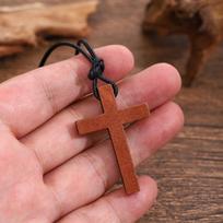 Rankų darbo drožinėtas medinis kryžiaus kaklo papuošalas vyrams Katalikiškas krikščioniškas Jėzaus kryžiaus pakabukas pintas virvės grandinėlė Religinis papuošalas brown