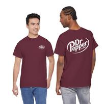 Dr Pepper logotipas marškinėliai | Gėrimų prekės ženklo grafika priekyje ir gale T-shirt 120 brown