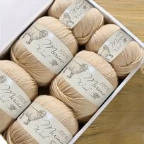 6 vnt. aukščiausios kokybės merino vilnos siūlų skarelėms, vidutinio storumo, rinkinys (600g)  Mašinoje skaliami itin minkšti mezgimo ir nėrimo siūlai prabangioms antklodėms ir „pasidaryk pats“ rankdarbiams beige