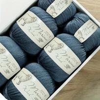 6 vnt. aukščiausios kokybės merino vilnos siūlų skarelėms, vidutinio storumo, rinkinys (600g)  Mašinoje skaliami itin minkšti mezgimo ir nėrimo siūlai prabangioms antklodėms ir „pasidaryk pats“ rankdarbiams