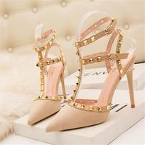 Madingi 10CM BATELIAI 2025 Seksualūs ploni stiletto naktinio klubo moteriški bateliai aukštakulniai sekliu priekiu smailūs tuščiaviduriai kniedyti romėniški sandalai 39 kūno spalva