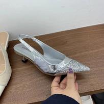 Madingos moteriškos smailianosės odinės ir dirbtinio zomšo derinimo basutės su elegantiška dirželiu ir sagtimi, kitten kulniuko muliažai, sandalai moterims 35 sidabras