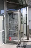 ABUS įspėjamasis lipdukas su logotipu 74 x 52,5 mm (1 vnt.) AU1423