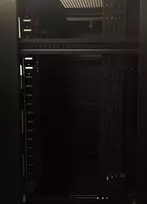 DSIT vertikalus kabelių tvarkymo skydelis 22U 30 cm pločio DS-CABLETRAY-22U-30