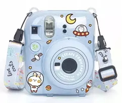 LOVEINSTANT Apsauginis Dėklas Fujifilm Instax Mini 12 - Escape From Earth, Mėlynas Blizgučiai su Lipdukais ir Nuotraukų Kišenele