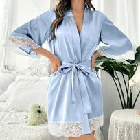 Nuotakos chalatas Elegantiškas satino chalatas Naktiniai su V formos iškirpte ir diržu Nuotakos laisvalaikio drabužiai Dovana pamergei Nėriniais apdailintas kimono Trumpas naktinis drabužis XS šviesiai mėlyna spalva