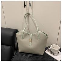 Elegant Large Capacity Tote Bag with Brown Accent Detail Spacious Shoulder Purse for Travel Occasions Minimalist Work Handbag žalia